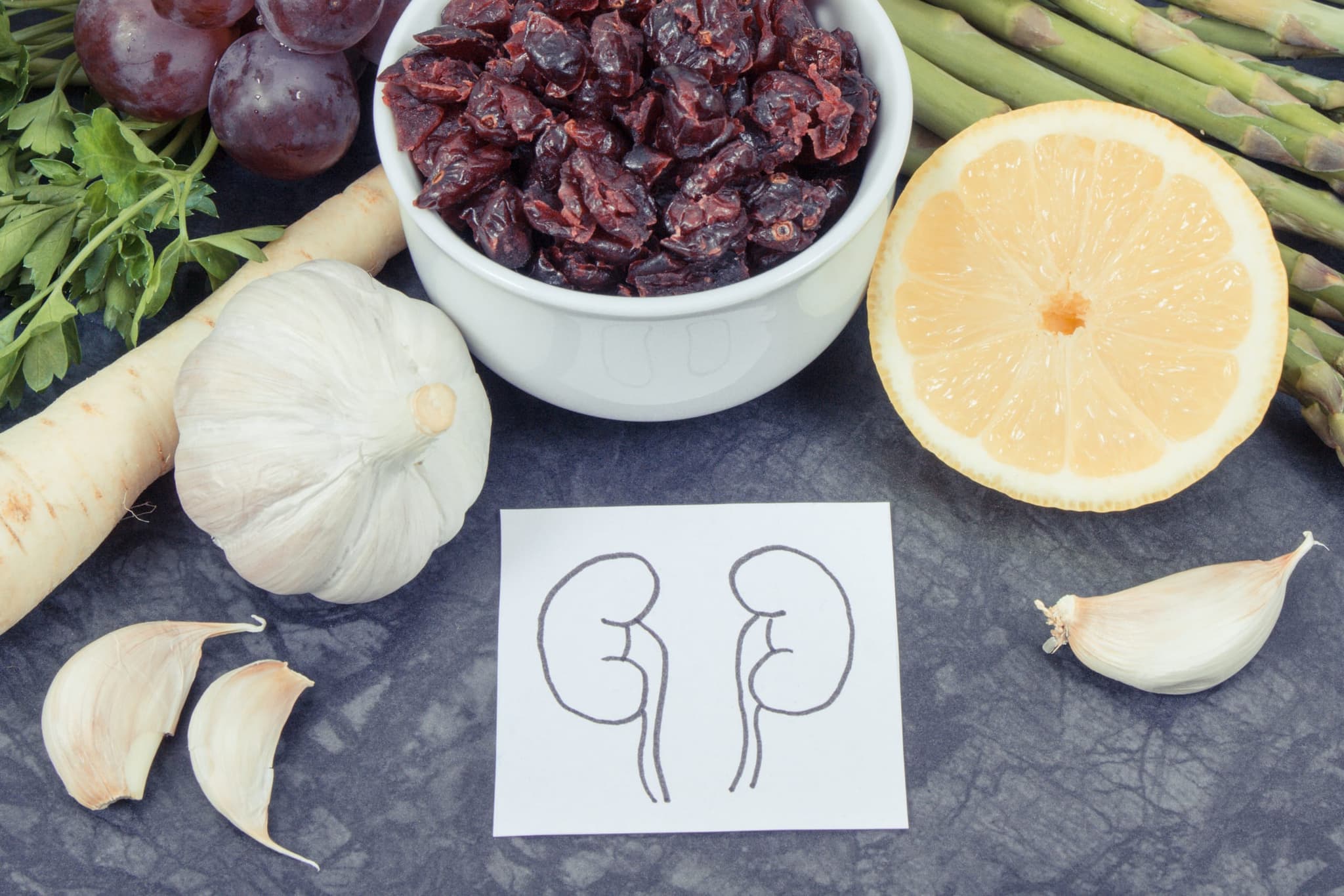 Un plato de alimentos favorables para los riñones con verduras frescas y proteína magra