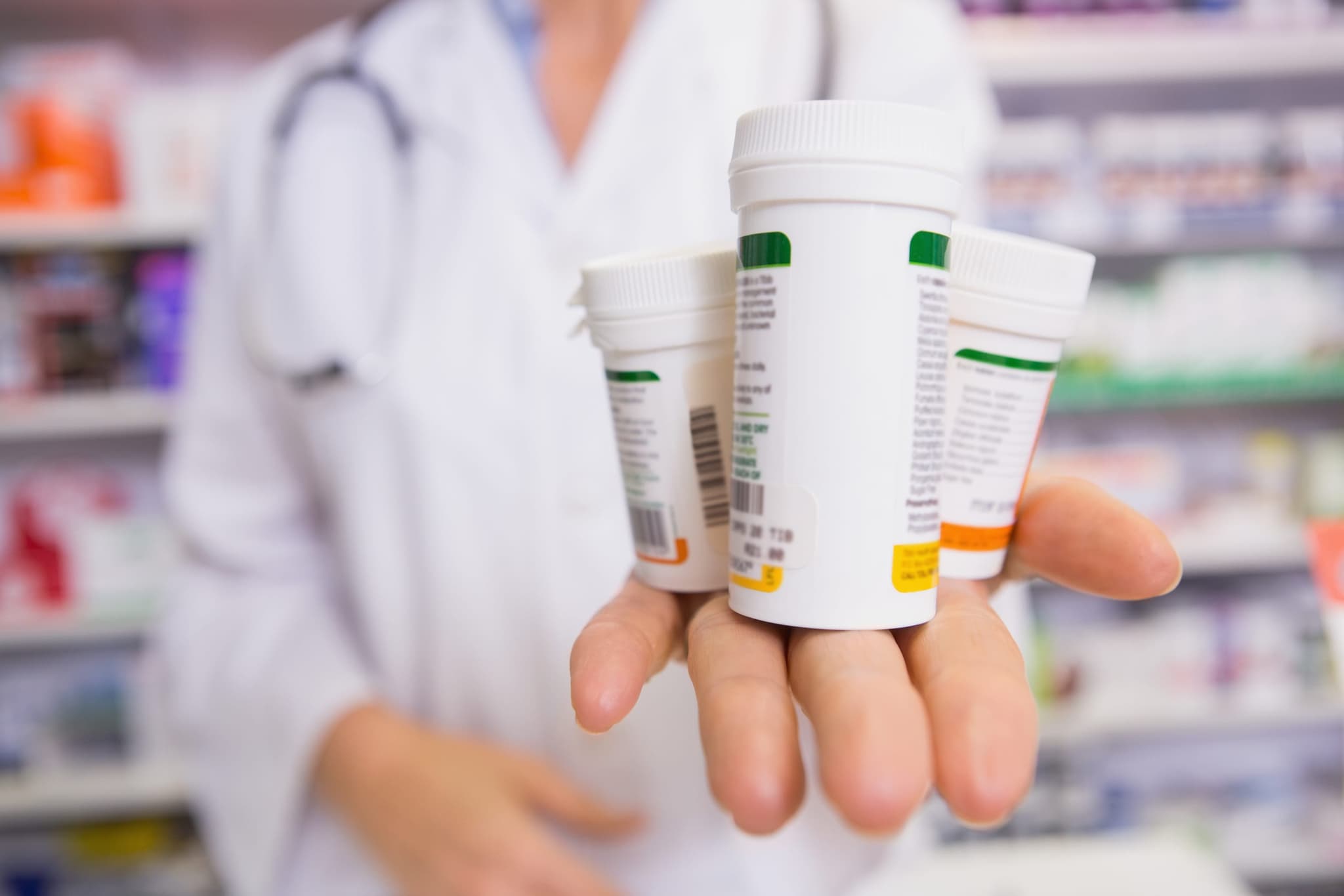 Distintos medicamentos de receta y de venta libre sobre una superficie limpia