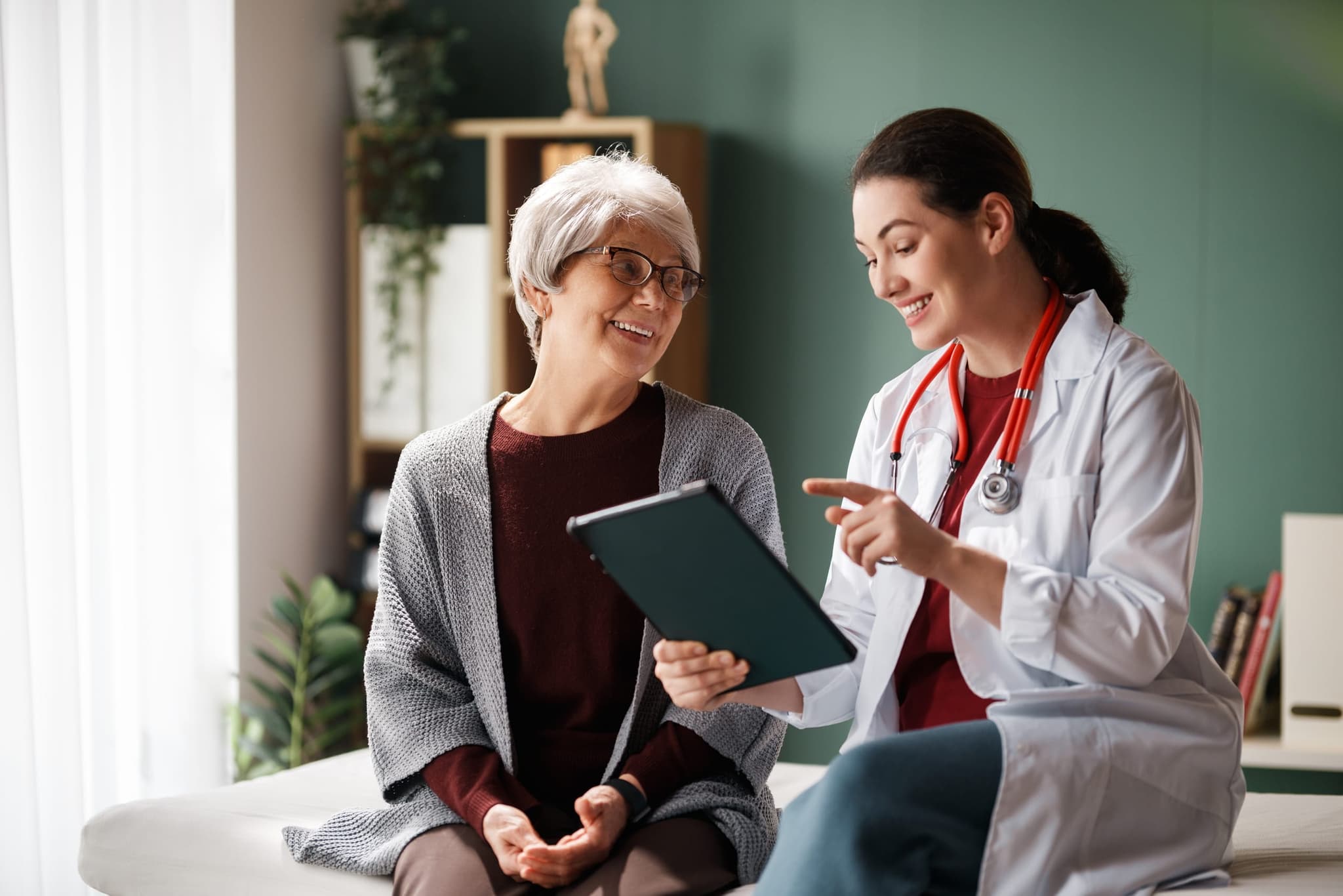 Una nutricionista renal certificada revisando un plan de comidas personalizado con una paciente